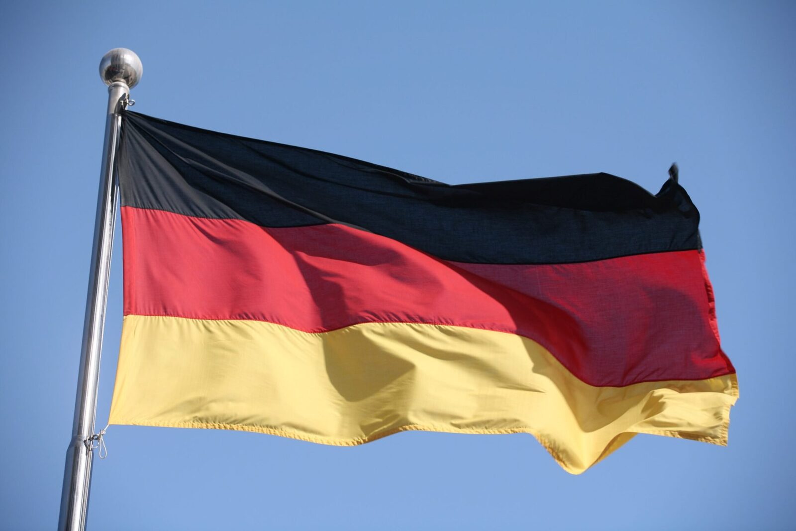 Tinerii germani pot călători în continuare liber în străinătate Germania a anunțat că tinerii nu vor avea nevoie de permisiune specială pentru a călători în străinătate, în ciuda noii legi a serviciului militar