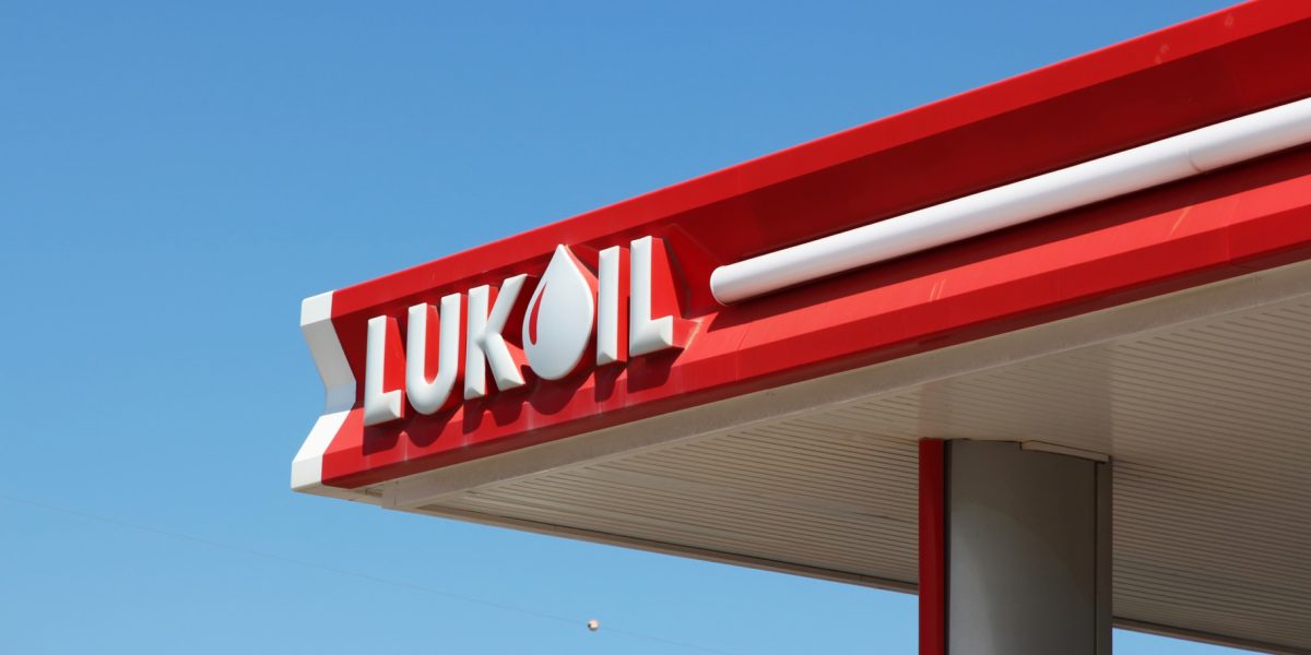 Lukoil, liberă până în octombrie: SUA prelungește derogarea, peste 300 de benzinării în România