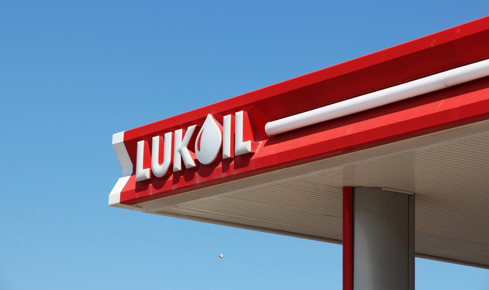 Lukoil, liberă până în octombrie: SUA prelungește derogarea, peste 300 de benzinării în România