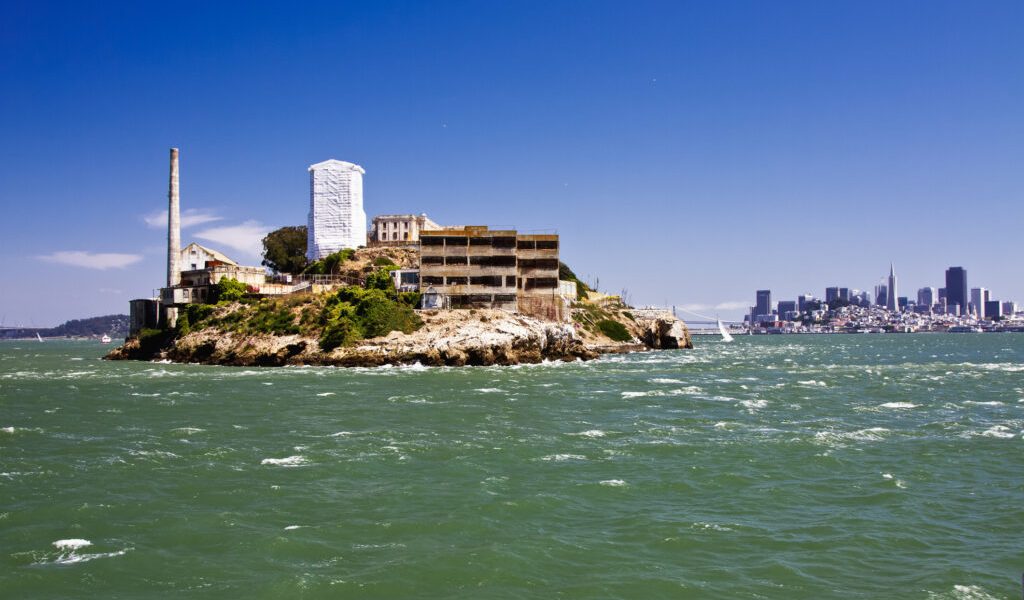 Alcatraz, din nou în atenția autorităților: Donald Trump vrea să redeschidă celebra închisoare Fostul președinte american, Donald Trump, a inclus în propunerea de buget pentru anul fiscal 2027 o solicitare de 152 de milioane de dolari pentru redeschiderea închisorii Alcatraz