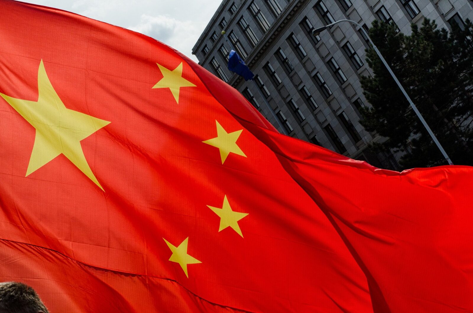 📰 Cetățean francez executat în China: Franța, „consternată” de decizie Un cetățean francez condamnat la moarte pentru trafic de droguri a fost executat în China, conform unei anunțului făcut sâmbătă de Ministerul de Externe al Franței