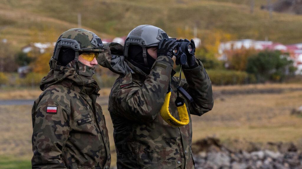 Germania introduce o nouă lege care limitează călătoriile în străinătate pentru bărbații cu vârste între 18 și 46 de ani BERLIN – O modificare legislativă recentă în Germania a stârnit controverse majore, impunând bărbaților cu vârste cuprinse între 18 și 46 de ani să obțină aprobarea autorităților militare înainte de a părăsi țara pentru mai mult de trei luni