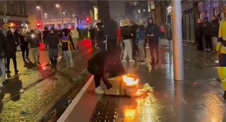 Guvernul irlandez a mobilizat armata pentru a elibera drumurile blocate de protestatarii furioși din cauza prețurilor la combustibili Criza energetică și nemulțumirea față de costurile ridicate ale combustibililor au scos în stradă protestatari în Irlanda