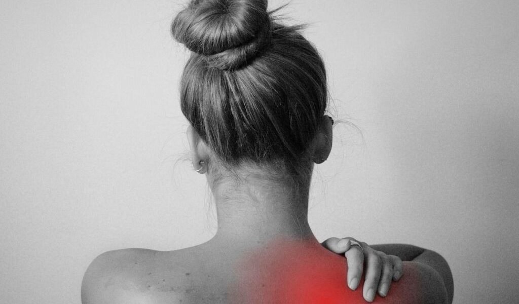 Durerea de umăr drept, un semnal de alarmă pentru cancerul de ficat? O durere, aparent banală, în umărul drept poate ascunde, în unele cazuri, o problemă de sănătate mult mai gravă: cancerul de ficat