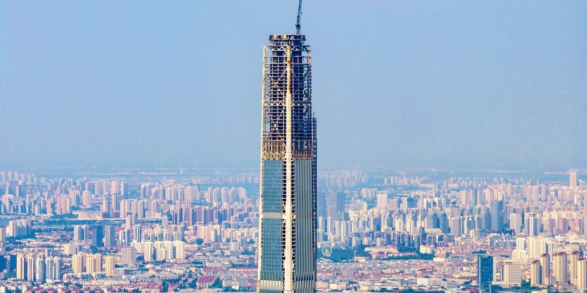 Zgârie-nori uriaș, nelocuit, aproape gata: 596 de metri, după 18 ani de șantier