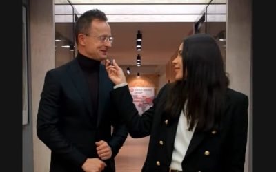 J. D. Vance, senator american care îl susține pe Viktor Orbán, a fost documentat la Budapesta de Gáspár Evelin, angajată a Ministerului de Externe ungar. Gáspár a fost prezentă și la vizita lui Marco Rubio, un alt oficial american, și a fost responsabilă cu reflectarea prezenței lui Vance în Ungaria