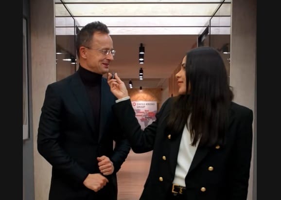 J. D. Vance, senator american care îl susține pe Viktor Orbán, a fost documentat la Budapesta de Gáspár Evelin, angajată a Ministerului de Externe ungar. Gáspár a fost prezentă și la vizita lui Marco Rubio, un alt oficial american, și a fost responsabilă cu reflectarea prezenței lui Vance în Ungaria