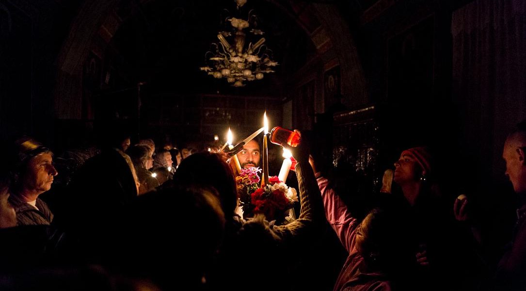 Majoritatea românilor vor participa la slujba de înviere Aproximativ trei din patru români intenționează să participe la slujba de Înviere în acest an, conform unui recent sondaj de opinie