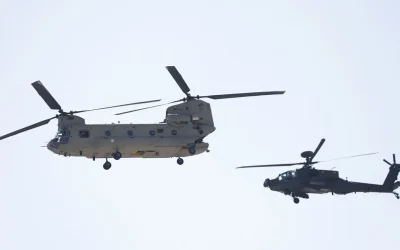 România devine nod central pentru elicopterele de atac AH-64E Apache ale armatei americane București – Armata americană a desfășurat elicoptere de luptă AH-64E Apache la Baza Aeriană Mihail Kogălniceanu din România