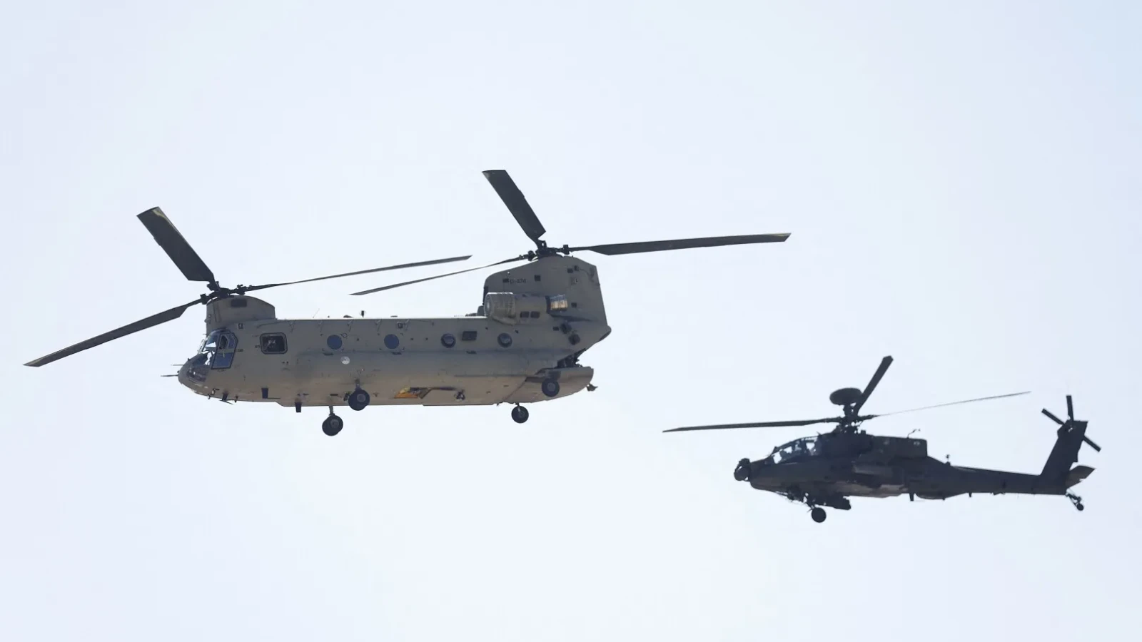 România devine nod central pentru elicopterele de atac AH-64E Apache ale armatei americane București – Armata americană a desfășurat elicoptere de luptă AH-64E Apache la Baza Aeriană Mihail Kogălniceanu din România