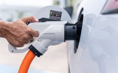 Un proiect de lege inițiat de USR propune sancțiuni pentru șoferii care parchează abuziv pe locurile destinate încărcării mașinilor electrice