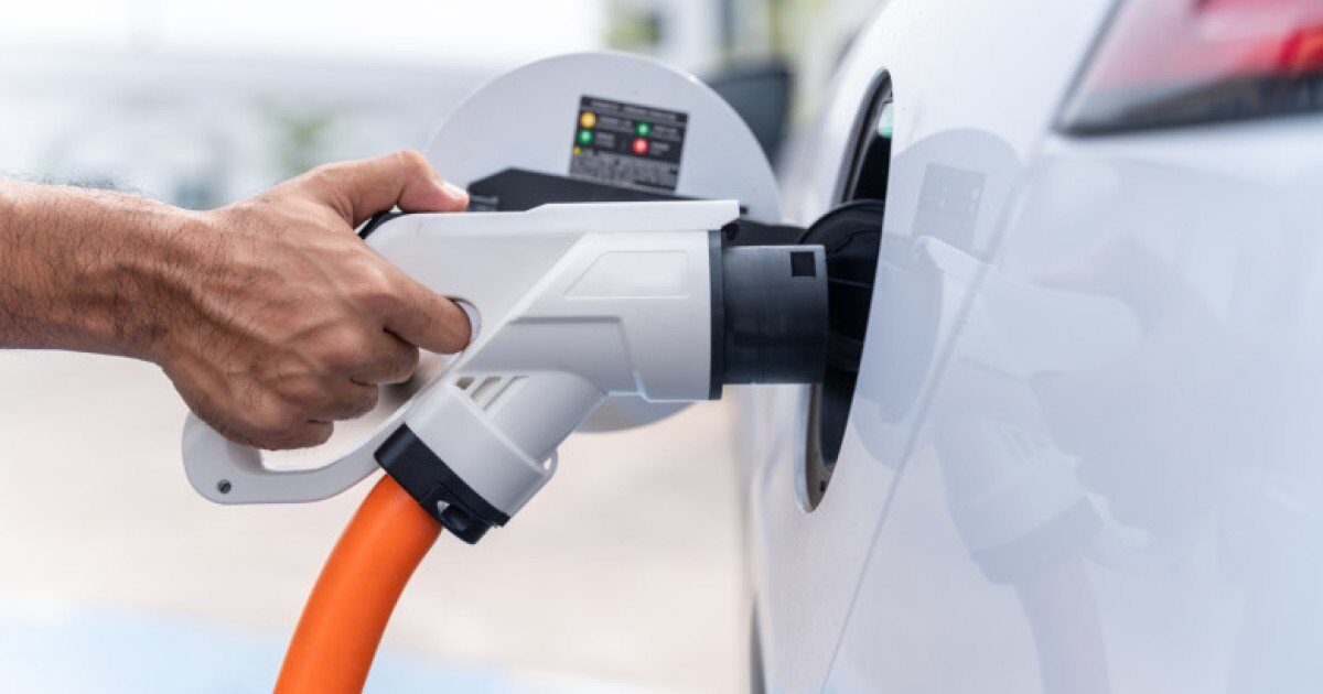 Un proiect de lege inițiat de USR propune sancțiuni pentru șoferii care parchează abuziv pe locurile destinate încărcării mașinilor electrice