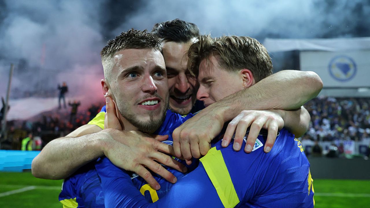 Demirovic, eroul Bosniei: Berea pentru fanii lui Stuttgart, promisiune onorată după victoria cu Italia Ermedin Demirovic, atacantul bosniac legitimat la VfB Stuttgart, va trebui să își onoreze promisiunea făcută înaintea barajului pentru Mondiale: va cumpăra bere pentru toți fanii echipei germane