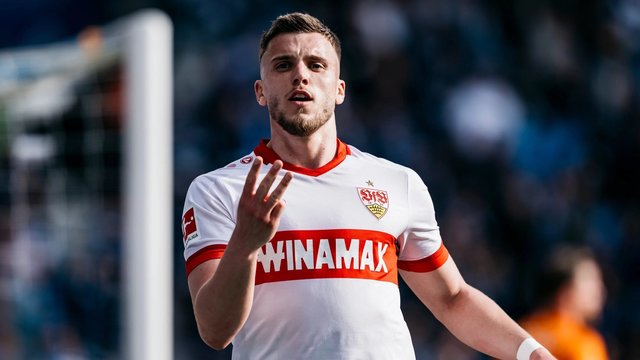 Demirovic, atacantul de la Stuttgart, se pregătește să achite o notă de plată de 300.000 de euro după calificarea Bosniei la Cupa Mondială Atacantul bosniac Ermedin Demirovic, legitimat la VfB Stuttgart, va avea de suportat o cheltuială considerabilă după ce a promis că va oferi bere gratuită suporterilor echipei germane, în cazul în care Bosnia reușește să se califice la Cupa Mondială