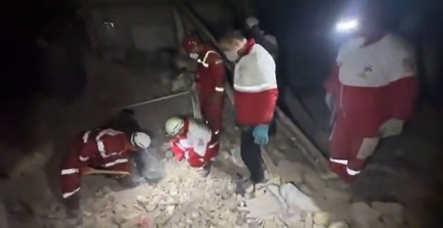 O clădire rezidențială dintr-un oraș situat la sud-vest de capitala IRANULUI, TEHERAN, a fost distrusă luni dimineață în urma unui atac aerian, soldat cu cel puțin 13 morți