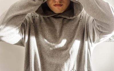 Hanoracele pentru bărbați: O analiză precisă a ascensiunii lor în moda masculină contemporană Conform unui raport al platformei de analiză a modei, „Stylight”, publicat în luna martie 2024, hanoracele au înregistrat o creștere de 15% a căutărilor online în ultimele 12 luni, comparativ cu aceeași perioadă a anului precedent