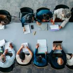 Disperare în AI: Vârstnicii se reprofilează ca să supraviețuiască