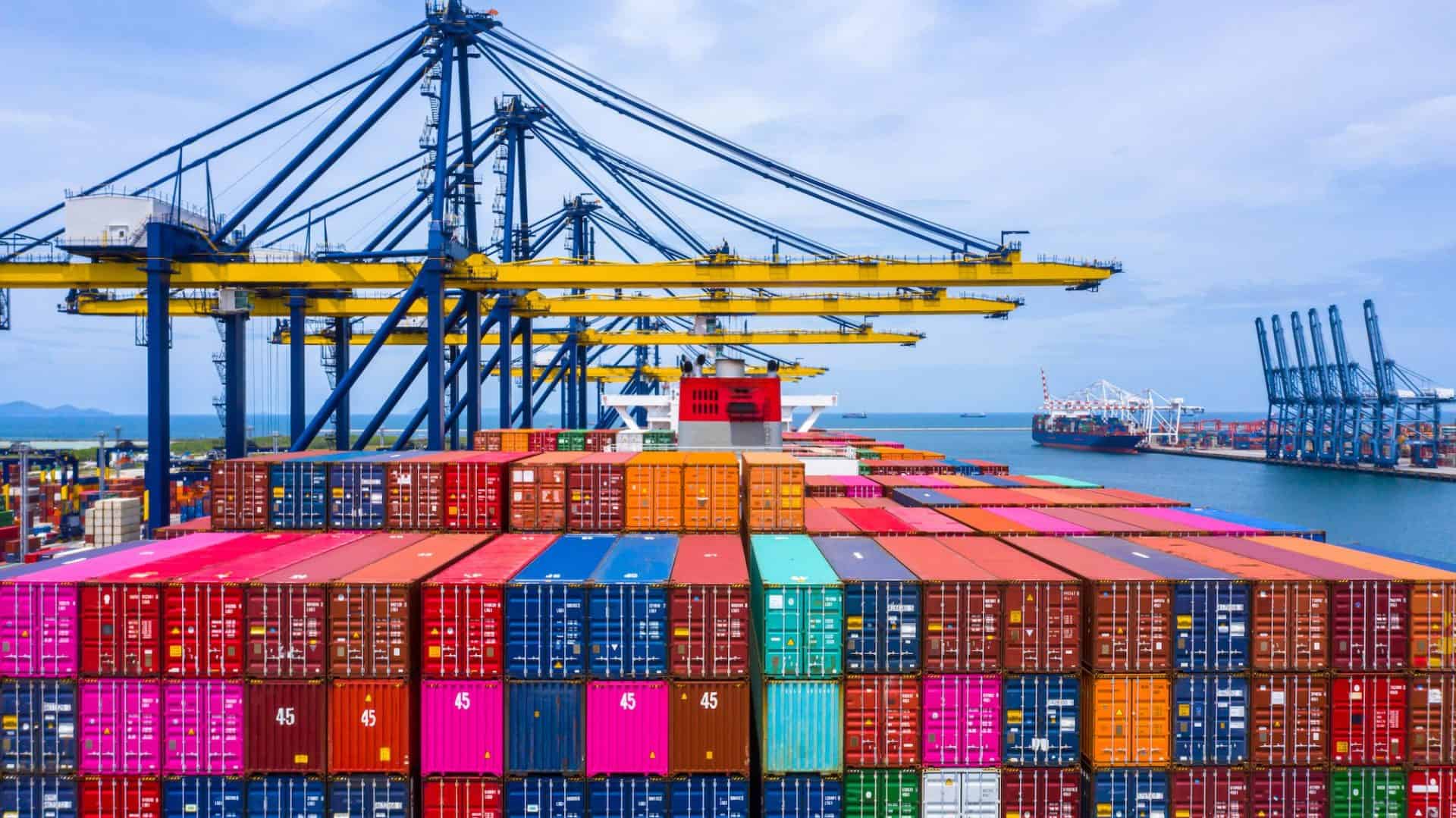 Scade deficitul comercial: România reduce importurile