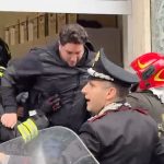 Jaf armat în Napoli: Hoții au luat 25 de ostatici într-o bancă, teroare totală