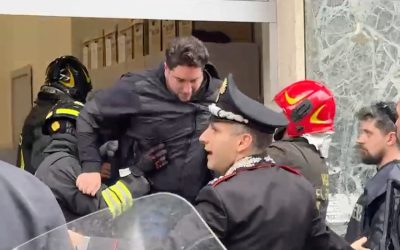 Jaf armat în Napoli: Hoții au luat 25 de ostatici într-o bancă, teroare totală