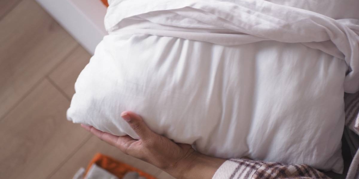 Cât de des schimbi fața de pernă? Află secretul pentru somn liniștit