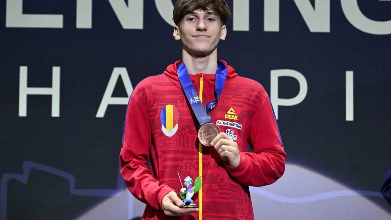 BRONZ pentru România la Mondialele de Scrimă de la Rio de Janeiro: Matei Radu, pe podium RIO DE JANEIRO – Scrimerul român Matei Radu a cucerit medalia de bronz la Campionatul Mondial de juniori și cadeți, desfășurat la Rio de Janeiro