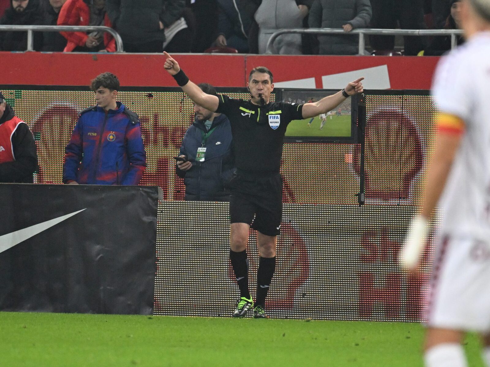 Arbitrul român Istvan Kovacs va conduce meciul tur din sferturile de finală ale Ligii Campionilor dintre FC Barcelona și Atletico Madrid, o decizie care a stârnit deja reacții în presa spaniolă