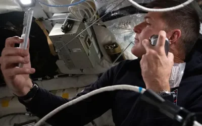 NASA a ales iPhone pentru misiunea Artemis II: Ce gadgeturi folosesc astronauții în spațiu Astronauții de pe Artemis II, misiunea istorică a NASA de a orbita Luna, folosesc iPhone 17 Pro Max pentru a imortaliza experiența lor cosmică
