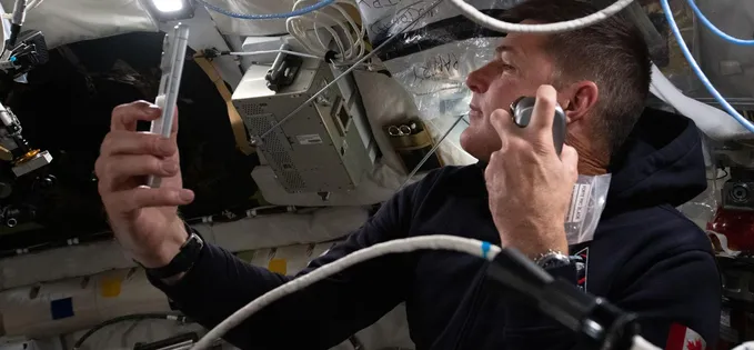 NASA a ales iPhone pentru misiunea Artemis II: Ce gadgeturi folosesc astronauții în spațiu Astronauții de pe Artemis II, misiunea istorică a NASA de a orbita Luna, folosesc iPhone 17 Pro Max pentru a imortaliza experiența lor cosmică