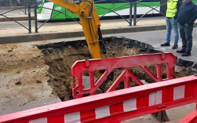 Surpare de asfalt pe Mihai Bravu: Trafic blocat și lipsă de informare Un tronson al bulevardului Mihai Bravu din Capitală, între Calea Vitan și Dristor, este închis circulației din cauza unei surpări de asfalt produse în urma avarierii rețelei de termoficare