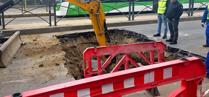 Surpare de asfalt pe Mihai Bravu: Trafic blocat și lipsă de informare Un tronson al bulevardului Mihai Bravu din Capitală, între Calea Vitan și Dristor, este închis circulației din cauza unei surpări de asfalt produse în urma avarierii rețelei de termoficare