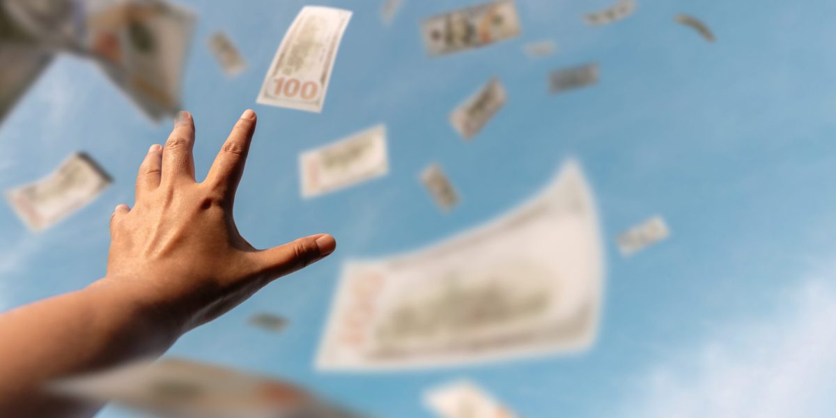 După o ceartă violentă, o femeie a aruncat 160.000 de dolari de la balcon