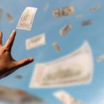 După o ceartă violentă, o femeie a aruncat 160.000 de dolari de la balcon