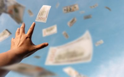 După o ceartă violentă, o femeie a aruncat 160.000 de dolari de la balcon