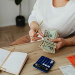 Ajutorul social, cu reguli clare: Ce prevede legea pentru români