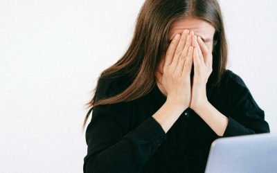 Utilizarea excesivă a tehnologiei, un pericol ascuns pentru coloana vertebrală Frecventarea exagerată a telefoanelor mobile, a computerelor și a tabletelor pare să aibă efecte adverse asupra sănătății fizice a oamenilor