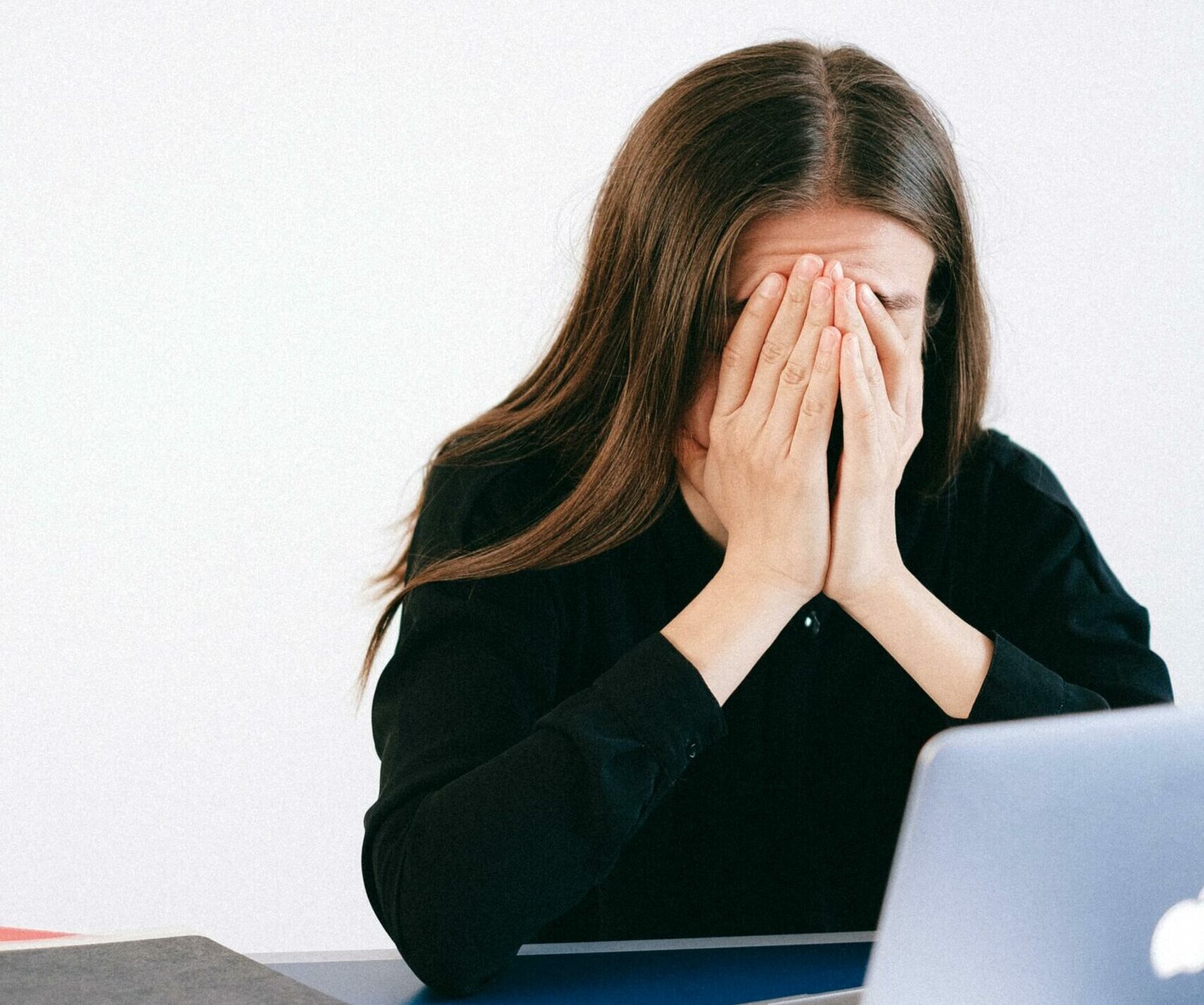Utilizarea excesivă a tehnologiei, un pericol ascuns pentru coloana vertebrală Frecventarea exagerată a telefoanelor mobile, a computerelor și a tabletelor pare să aibă efecte adverse asupra sănătății fizice a oamenilor