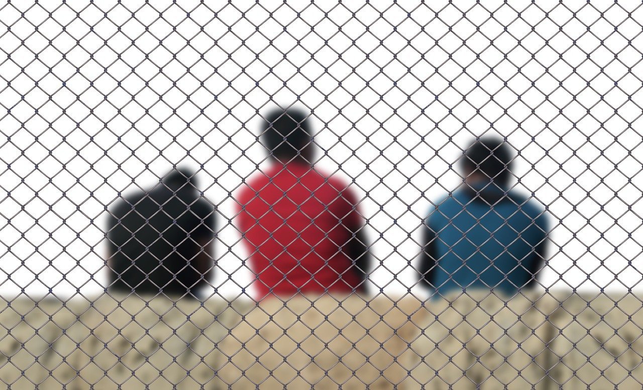 21 de migranți depistați într-un microbuz pe ruta Bulgaria-România Polițiștii de frontieră din Dolj au descoperit un microbuz în care se aflau 21 de cetățeni străini fără documente valabile pentru călătoria în spațiul Schengen