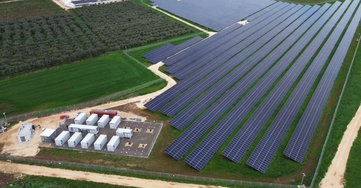 # Baterie uriașă pentru stocarea energiei, pe cale să fie construită lângă parcul fotovoltaic Părău Comitetul de Reglementare al ANRE va decide, în ședința din 7 aprilie, acordarea autorizației de înființare pentru o instalație de stocare a energiei electrice (IS Părău 1), proiect dezvoltat de HELIOLUX S.R.L