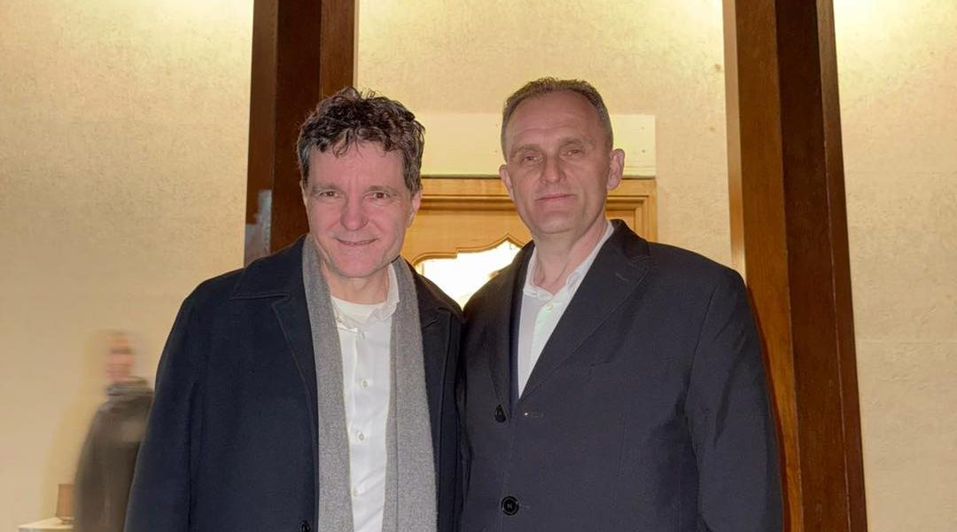 Nicușor Dan, vizită-surpriză la mănăstire. Fotografie cu liderul PSD