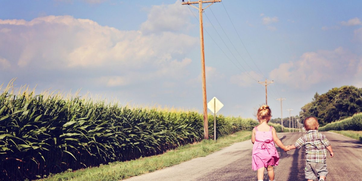 Ziua FRAȚILOR și SURORILOR: Amintiri, daruri și conexiuni în România