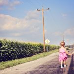 Ziua FRAȚILOR și SURORILOR: Amintiri, daruri și conexiuni în România