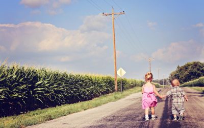 Ziua FRAȚILOR și SURORILOR: Amintiri, daruri și conexiuni în România