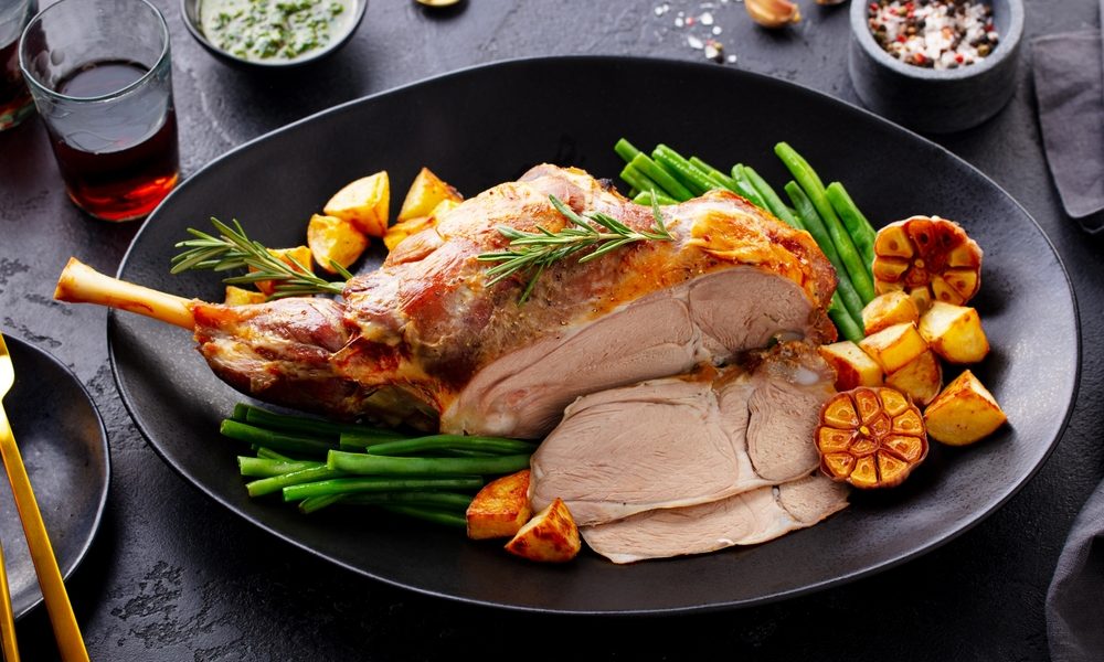 Friptura de miel, vedeta meselor pascale: Cum alegi vinul potrivit? Alegerea vinului potrivit pentru friptura de miel poate transforma o masă obișnuită într-una memorabilă