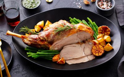 Friptura de miel, vedeta meselor pascale: Cum alegi vinul potrivit? Alegerea vinului potrivit pentru friptura de miel poate transforma o masă obișnuită într-una memorabilă