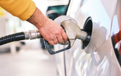 O nouă rundă de ieftiniri și scumpiri zguduie prețurile carburanților în România București – Prețurile la pompă continuă să fluctueze puternic, cu Rompetrol anunțând o nouă ieftinire de 32 de bani la benzină, ajungând la 8,59 lei/litru