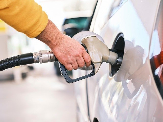O nouă rundă de ieftiniri și scumpiri zguduie prețurile carburanților în România București – Prețurile la pompă continuă să fluctueze puternic, cu Rompetrol anunțând o nouă ieftinire de 32 de bani la benzină, ajungând la 8,59 lei/litru