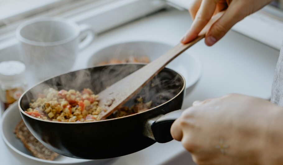 O nouă cercetare arată că senzația de sațietate nu depinde exclusiv de neuroni, ci implică un sistem complex care include și alte tipuri de celule cerebrale