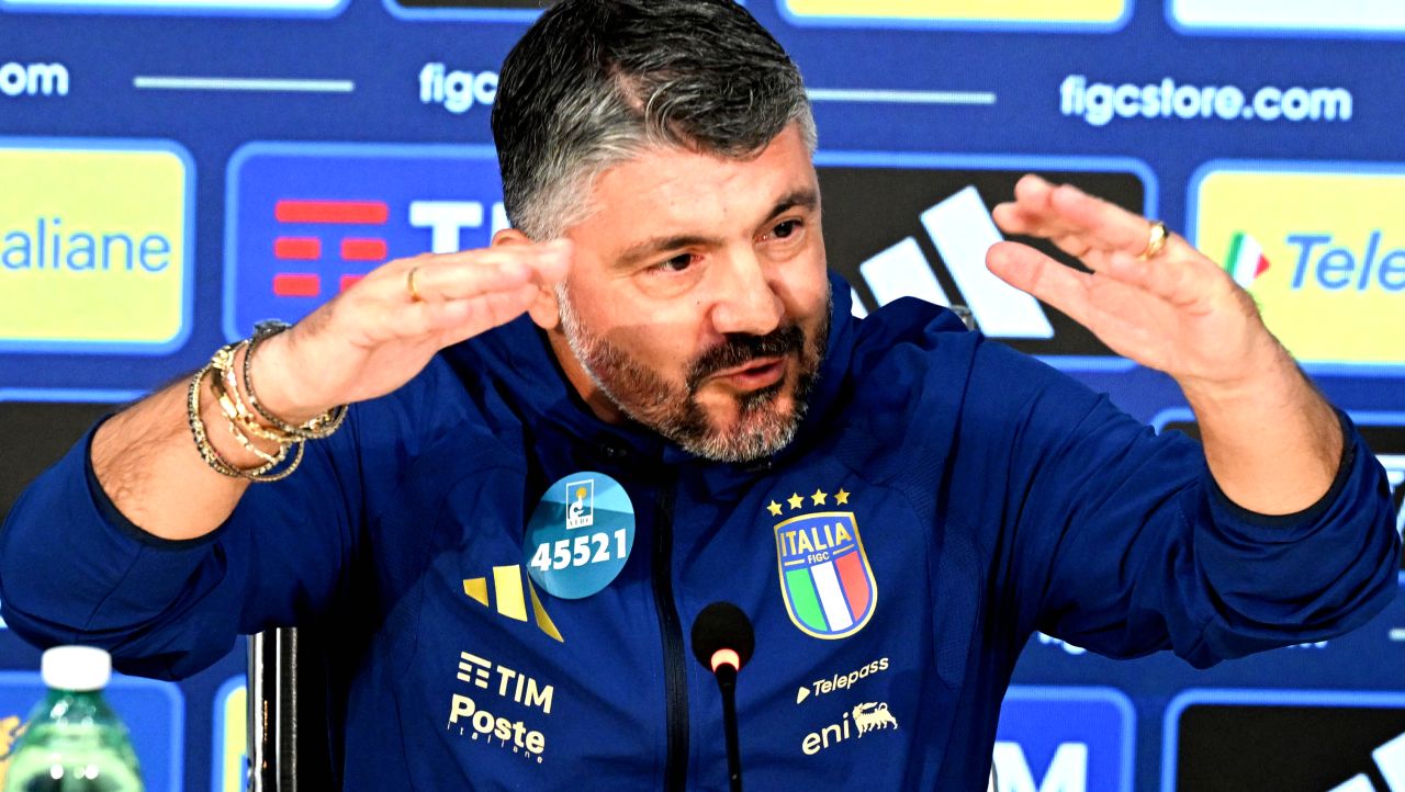 GATTUSO Demisionează, Italia caută soluții după eșecul la CUPA MONDIALĂ După ce a ratat calificarea Italiei la Cupa Mondială din 2026, fostul antrenor al echipei naționale, GIANLUCA GATTUSO, a demisionat vineri