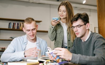 NN și Nutribalance dezvăluie rezultatele unui studiu amplu despre bunăstarea adolescenților, arătând că elevii români sunt preocupați de educația financiară și dezvoltă comportamente responsabile privind banii